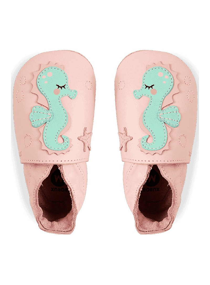 Skórzane Kapcie BOBUX Soft Sole Seahorse Heavenly Pink 1125212-107 Skórzane Kapcie BOBUX Soft Sole Seahorse Heavenly Pink 1125212-107