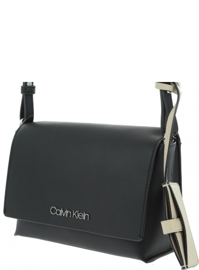 TOREBKA CALVIN KLEIN TACK MED FLAP CROSSBODY K60K604818 001 -