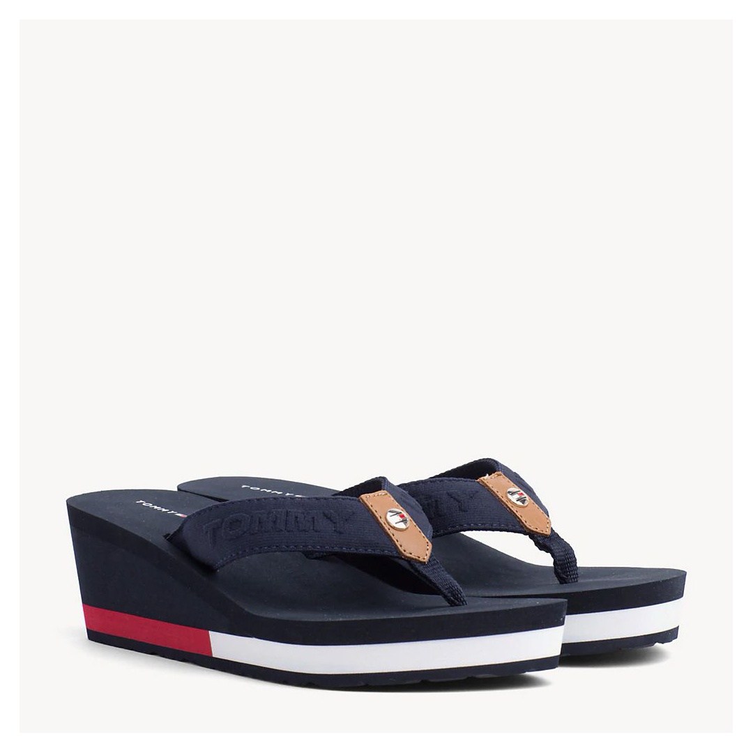 Japonki na koturnie Tommy Hilfiger Flag Wedge Beach Sandal FW0FW03863 020