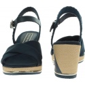 Granatowe Sandały TOMMY HILFIGER Printed Mid Wedge Sa FW0FW03933 403